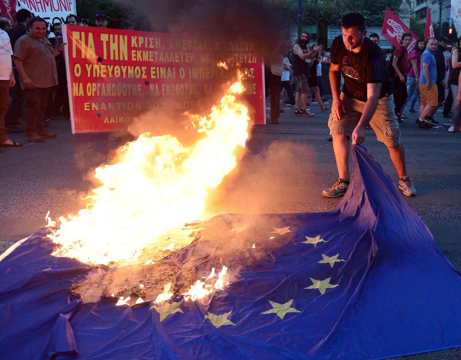 Έρευνα: Ένας στους δύο Έλληνες θεωρεί ότι η χώρα «έχασε» από την ΕΕ – Τι λένε για τα Μνημόνια