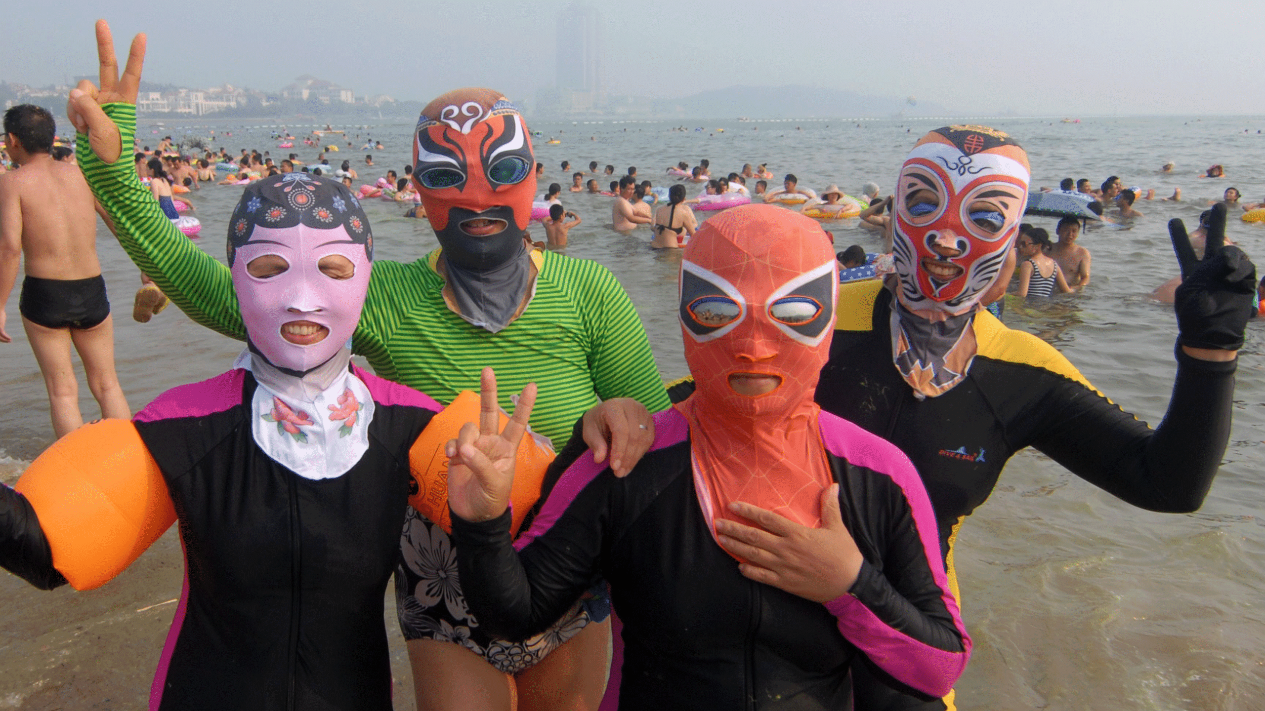 «Πάταγος» στην Κίνα από το … άκρως τρομακτικό «Facekini» για τις παραλίες! (βίντεο)