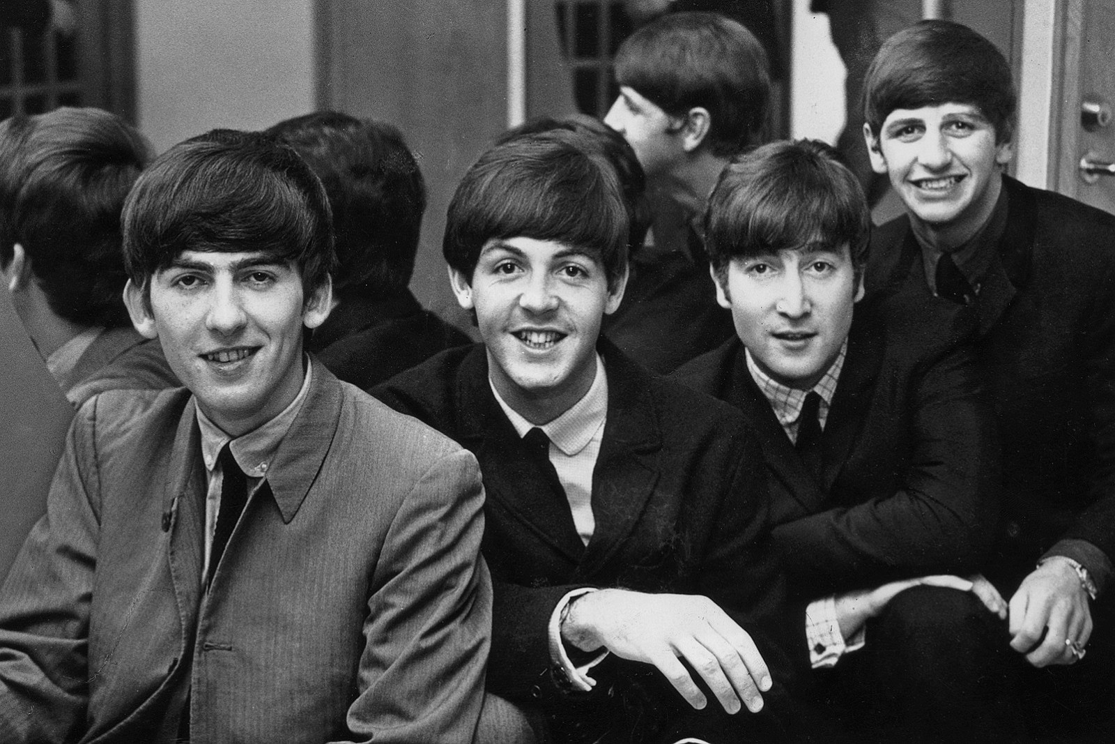 Σπάνιες και αδημοσίευτες φωτογραφίες των Beatles βγήκαν στο «σφυρί» (βίντεο)