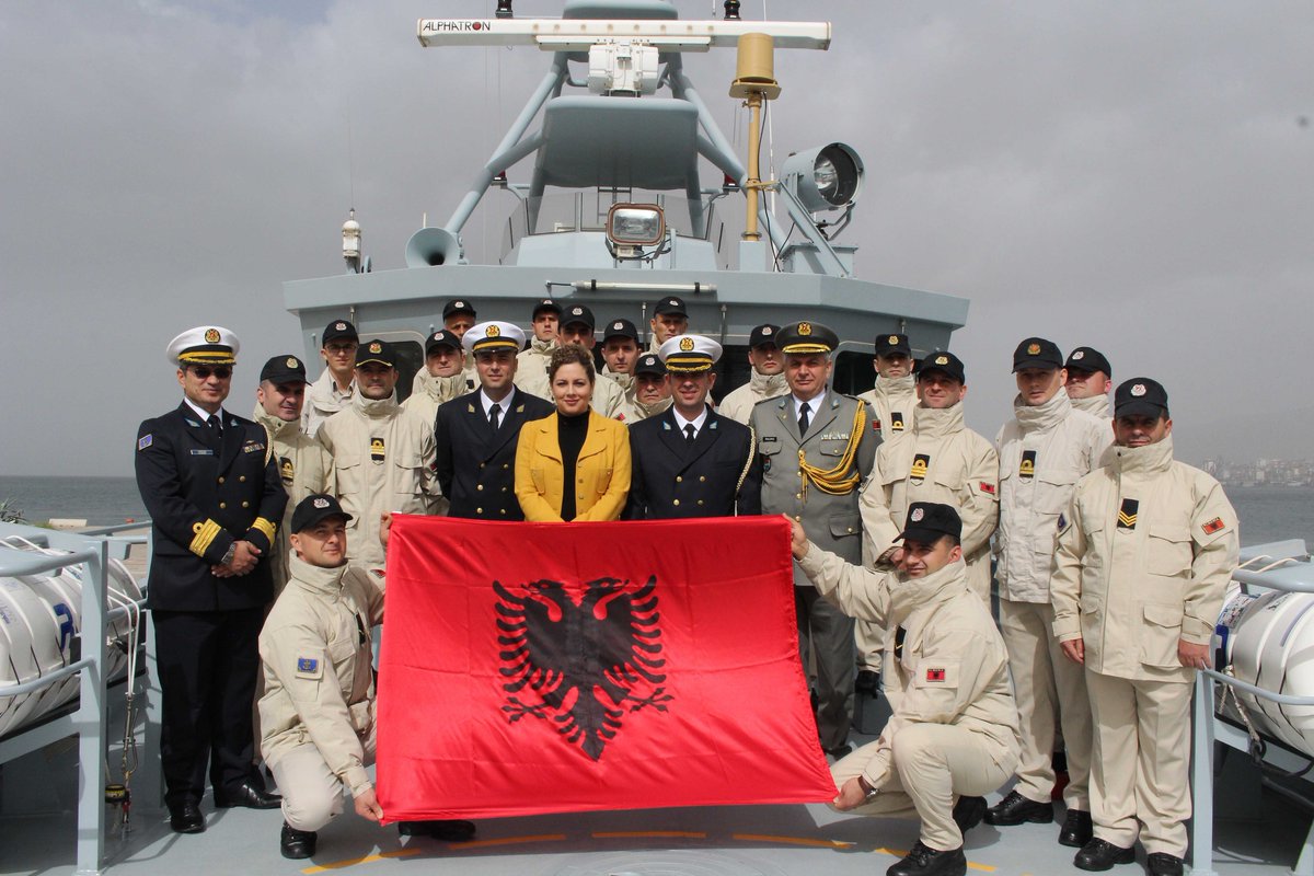 Η Αλβανίδα υπουργός Άμυνας στην Τουρκία: Επιθεώρησε σκάφος του αλβανικού Ναυτικού
