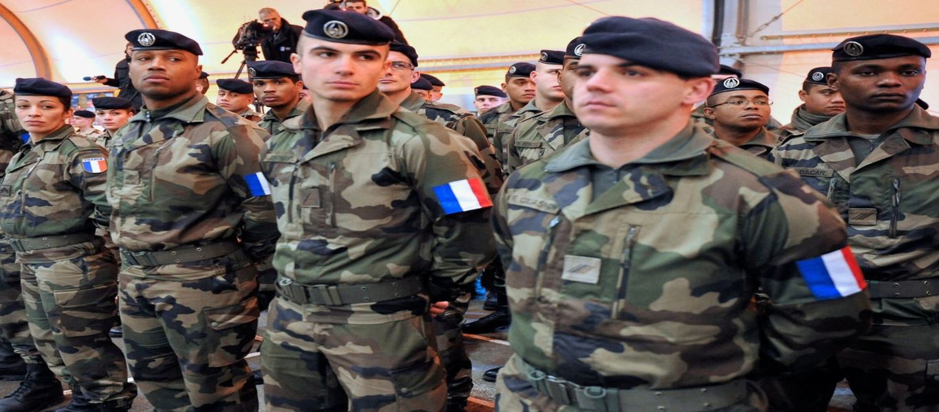 Συναγερμός στη Γαλλία – Αυτοκίνητο προσπάθησε να «πατήσει» στρατιωτικούς (φωτό)