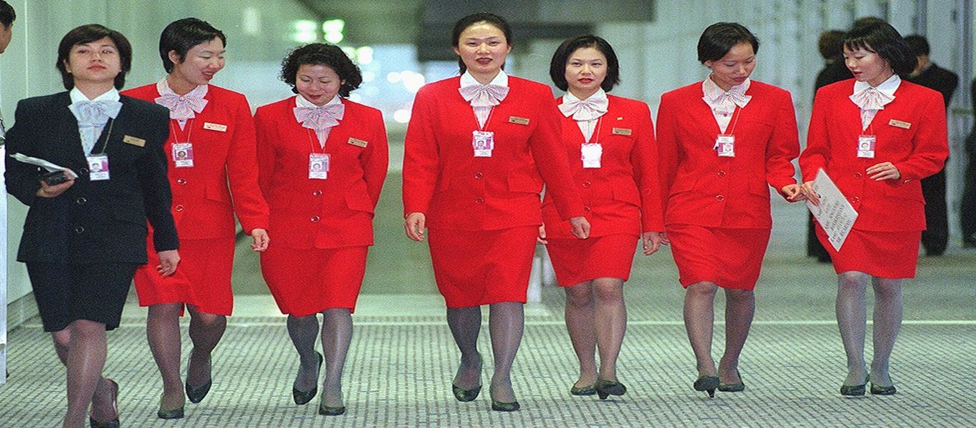 Χονγκ Κονγκ: Τέλος οι άβολες φούστες για τις  αεροσυνοδούς – Πλέον μπορούν να φορούν και παντελόνι