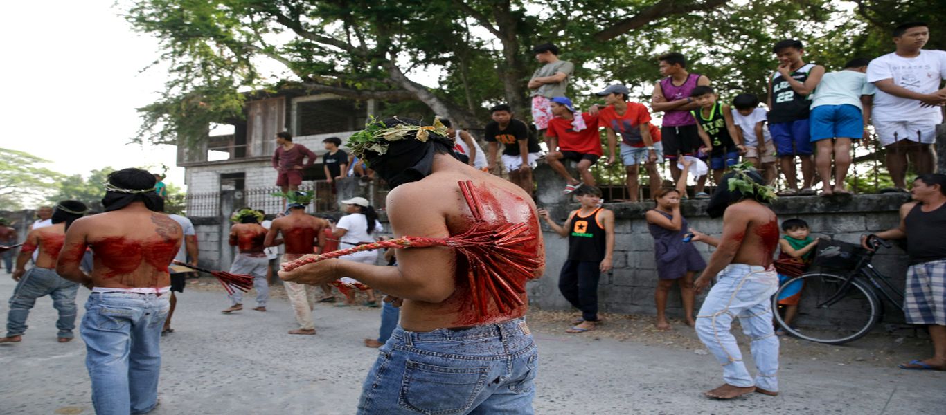 Φιλιππίνες: Το πασχαλινό έθιμο του… αυτόμαστιγώματος από τους Καθολικούς (φωτό)