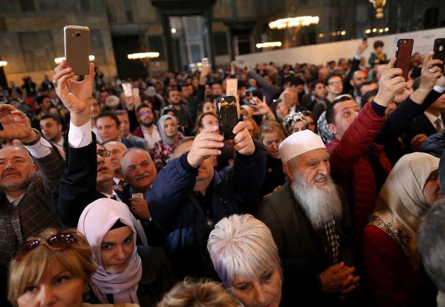 Δείτε φωτογραφίες από το… «προσκύνημα» του Ερντογάν στο «τζαμί» της Αγία Σοφία