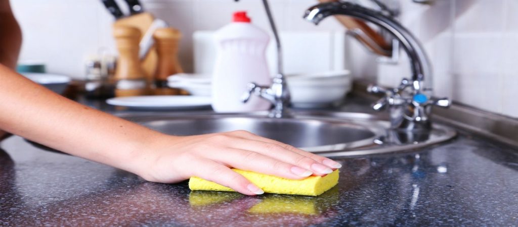 Αυτοί είναι οι κίνδυνοι που κρύβει για την υγεία μας το σφουγγάρι για τα πιάτα