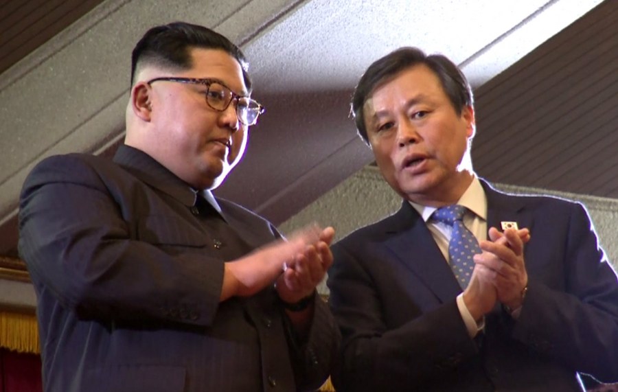 Βόρεια Κορέα: Ο Κιμ Γιονγκ Ουν σε συναυλία νοτιοκορεατικών συγκροτημάτων