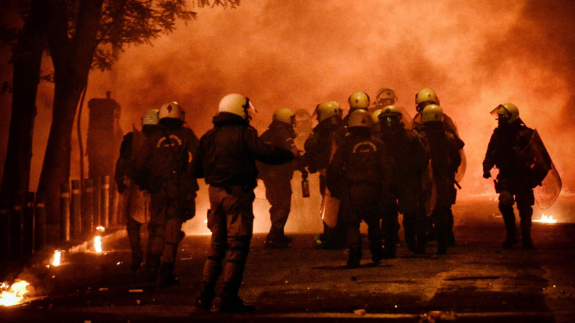 Kαταδρομική επίθεση στο Διοικητικό Πρωτοδικείο Αθηνών αργά την νύχτα – Μολότοφ σε διμοιρία των ΜΑΤ