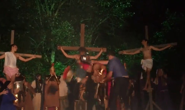Σάλος σε παράσταση με θέμα την σταύρωση του Χριστού – Ξύλο ανάμεσα στους πρωταγωνιστές! (βίντεο)