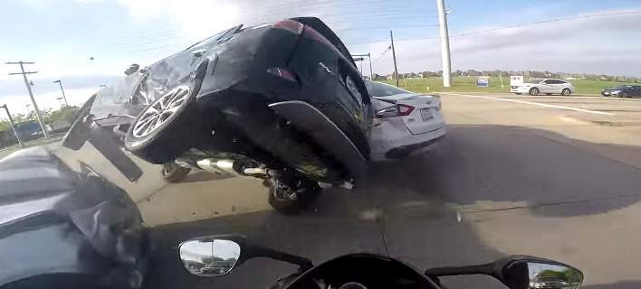 Σοκαριστικό ατύχημα όπως καταγράφηκε από κάμερα σε κράνος μοτοσικλετιστή (βίντεο)