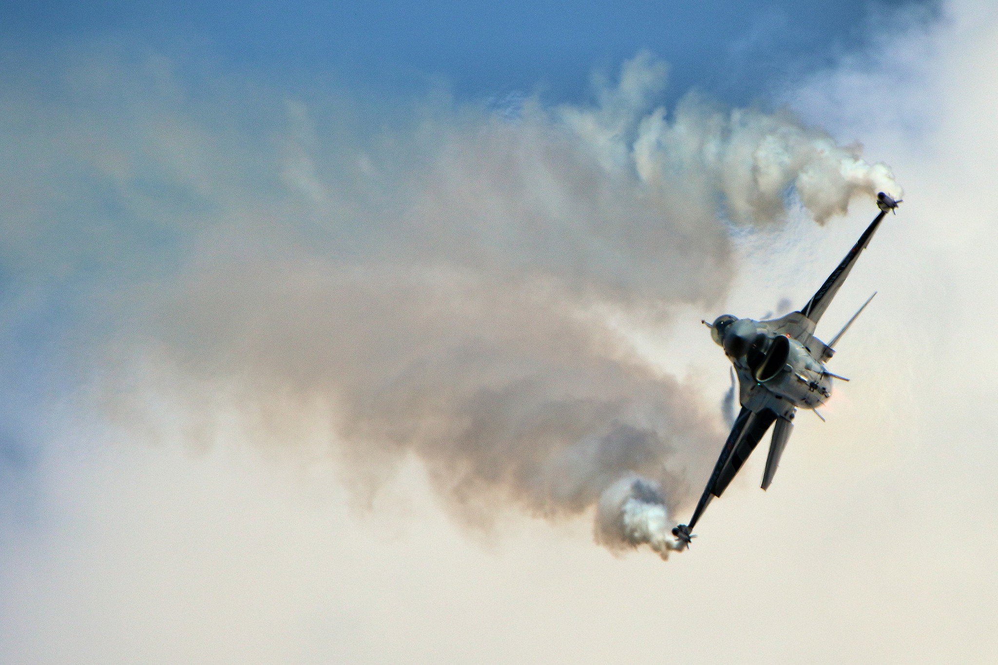 Πτώση και συντριβή μαχητικού αεροσκάφους F-16 στην αεροπορική βάση Νέλις στις ΗΠΑ