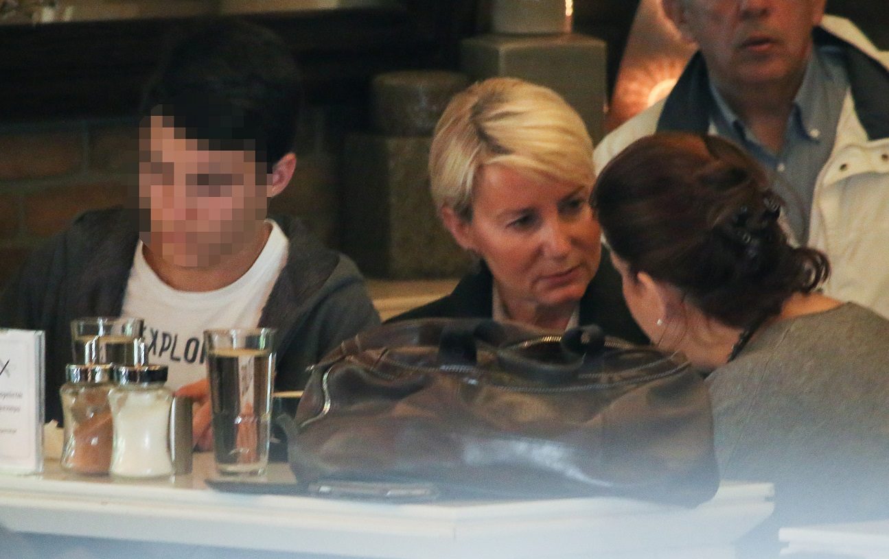 Βόλτα στο Ψυχικό με το γιο της Αλέξανδρο Καραμανλή η Νατάσα Παζαΐτη (φωτό)