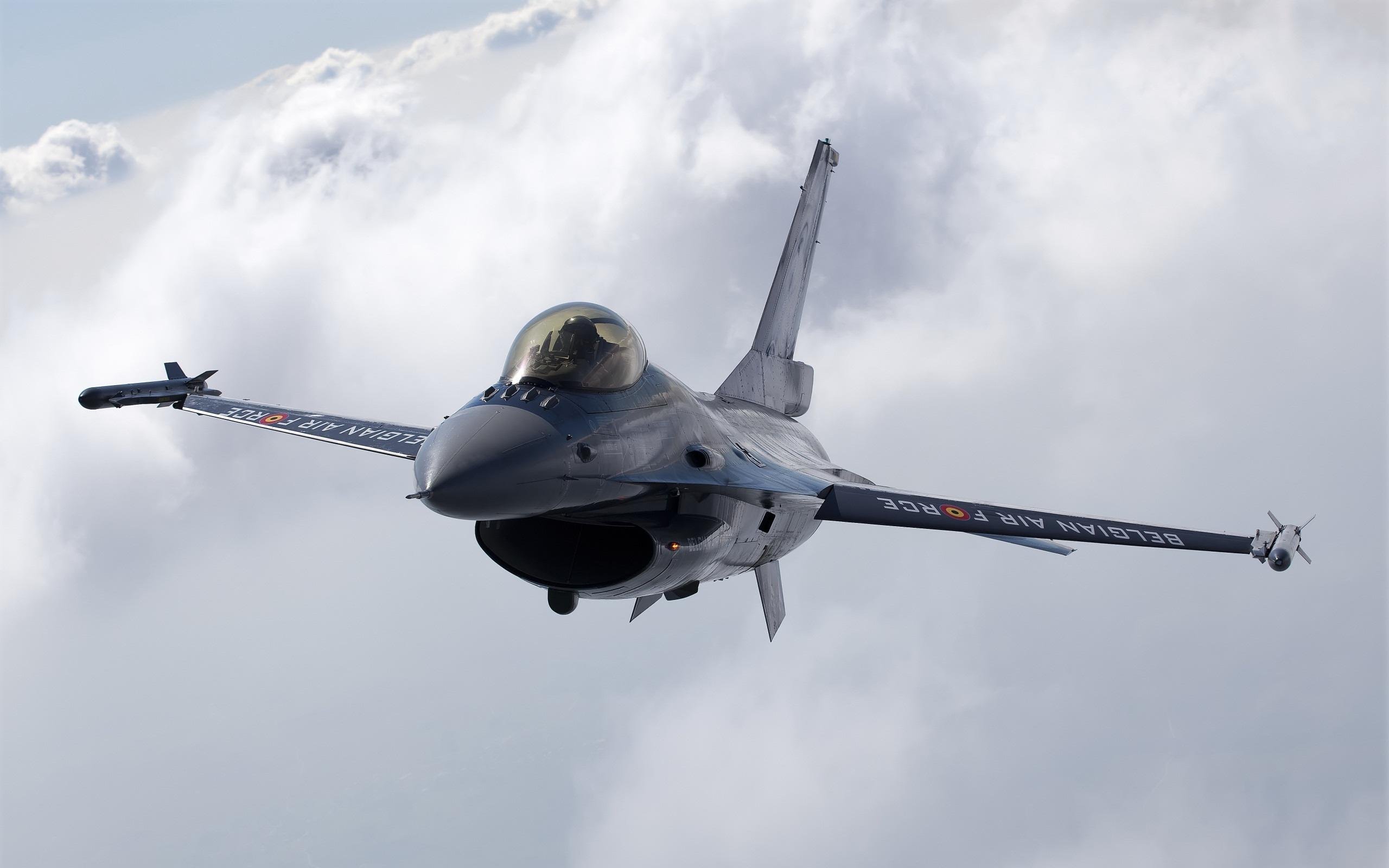 Βίντεο: Η προετοιμασία απογείωσης και οι επικίνδυνοι ελιγμοί ενός μαχητικού F-16
