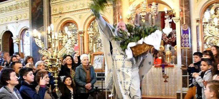 «Ξαναχτύπησε» ο «ιπτάμενος» ιερέας με την πρώτη Ανάσταση στην Χίο! (βίντεο)