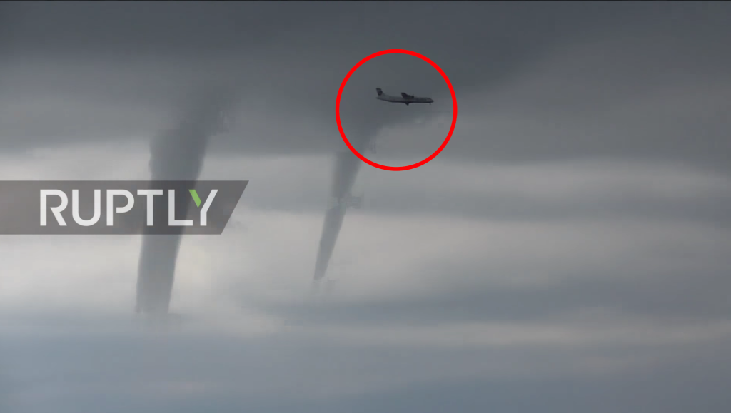Μοναδικό βίντεο: Ατρόμητος πιλότος περνάει μέσα από 3 υδροστρόβιλους στο Σότσι της Ρωσίας!
