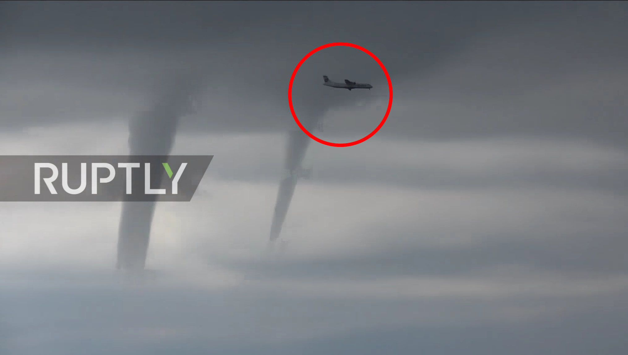 Μοναδικό βίντεο: Ατρόμητος πιλότος περνάει μέσα από 3 υδροστρόβιλους στο Σότσι της Ρωσίας!