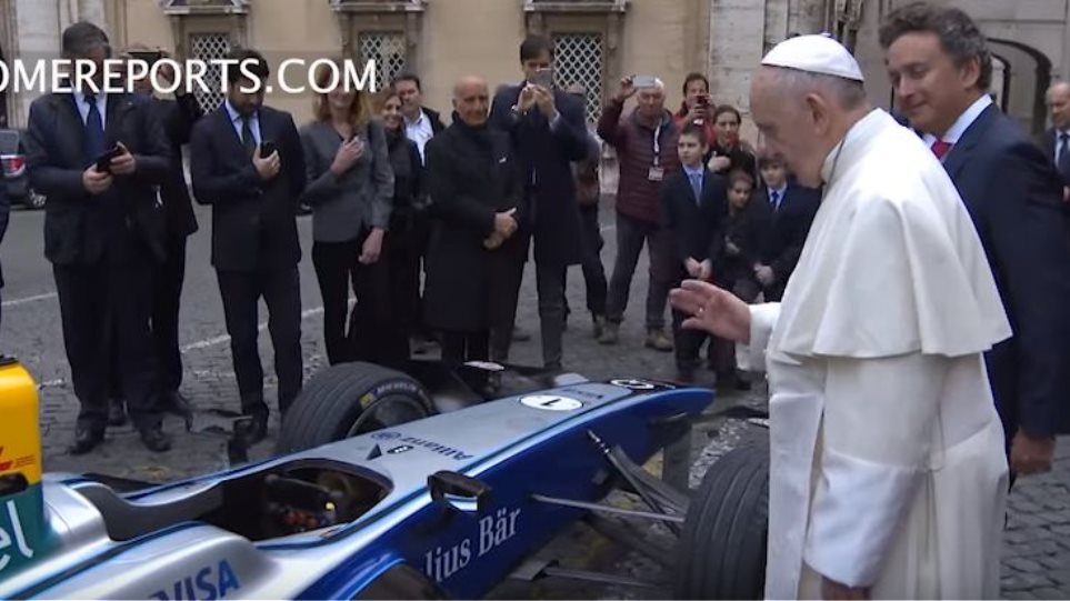 Βοήθειά μας!  Ο Πάπας ευλόγησε μονοθέσιο αγωνιστικό για να αγωνιστεί στη Formula E!