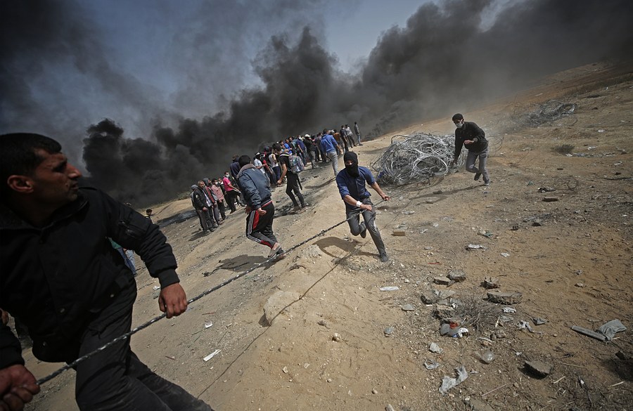 Ένας νεκρός Παλαιστίνιος και 220 τραυματίες από πυρά Ισραηλινών