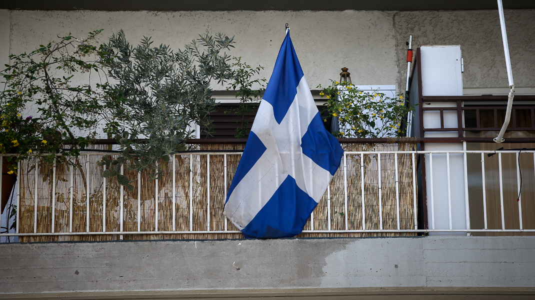 Η σημαία στο μπαλκόνι του σπιτιού του Γιώργου Μπαλταδώρου (φωτο)