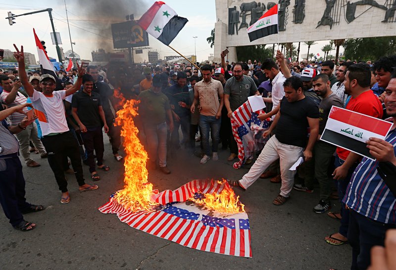 Στους δρόμους οι Ιρακινοί για την επίθεση στη Συρία: Έκαψαν σημαίες των ΗΠΑ
