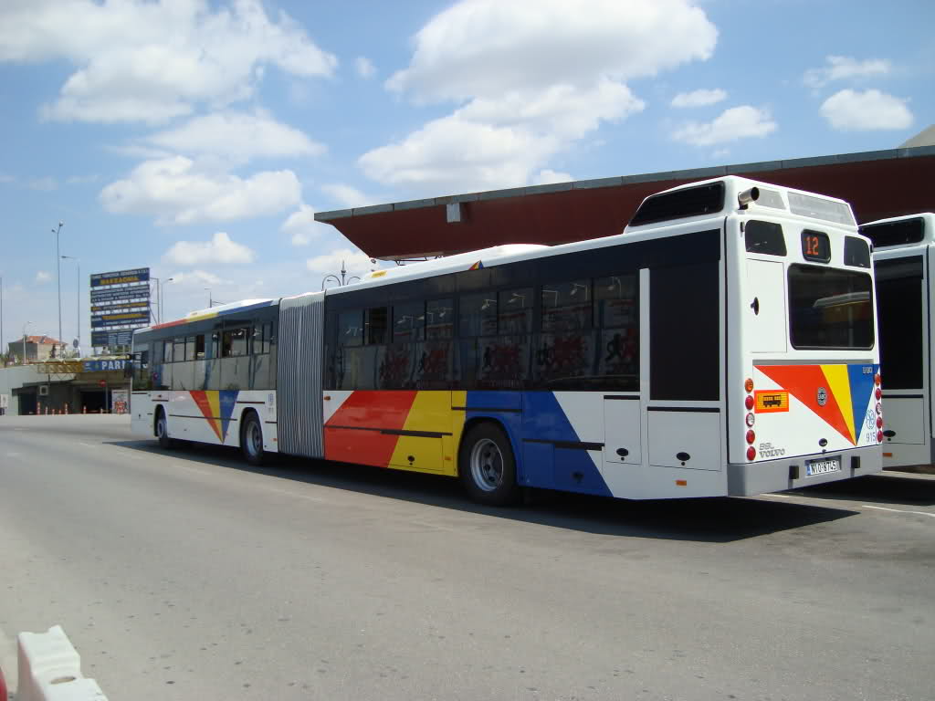 Βίντεο: Λεωφορείο του ΟΑΣΘ «εισβάλλει» σε κατάστημα μετά από σύγκρουση με ΙΧ