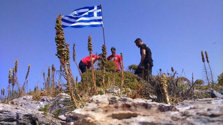 Πολίτες ύψωσαν την ελληνική σημαία στη νησίδα Ανθρωποφάς στα Δωδεκάνησα που η Αγκυρα αμφισβητεί την ελληνική κυριαρχία!