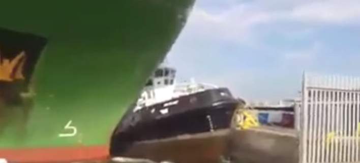Απίστευτο: Φορτηγό πλοίο χτυπάει ρυμουλκό και σχεδόν το βγάζει από τη θάλασσα (βίντεο)
