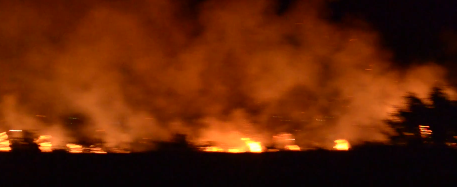 Δραματικό βράδυ στην Ηλεία από την πύρινη λαίλαπα που έκαψε σπίτια – Εκκενώθηκε η Σκιλλουντία (βίντεο)