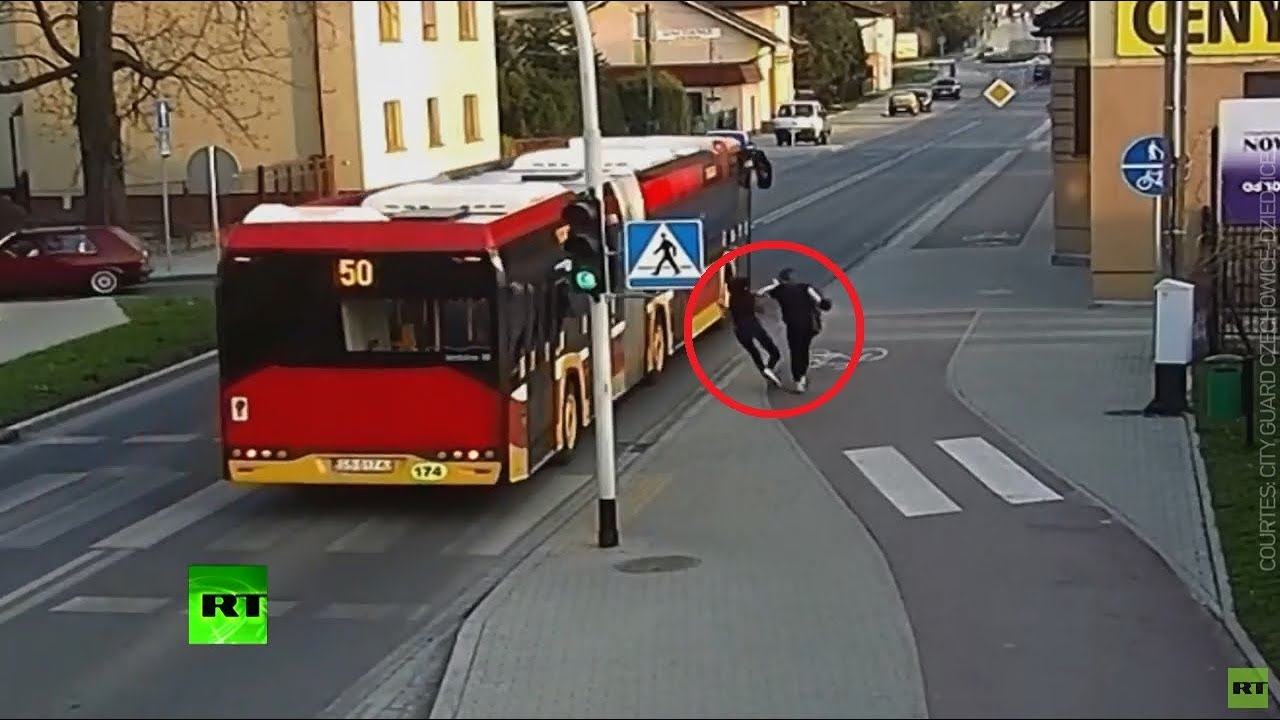 Βίντεο: Την έσπρωξε για πλάκα και την πάτησε λεωφορείο!