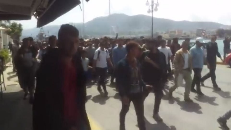 Μυτιλήνη: Διαδήλωση 400 παράνομων μεταναστών (βίντεο)