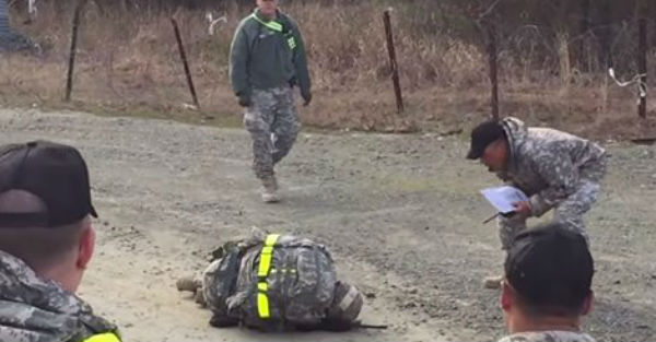 Δείτε τι κάνουν στις ΗΠΑ, όταν κάποιος «λυγίζει» κατά την διάρκεια της στρατιωτικής εκπαίδευσης (βίντεο)