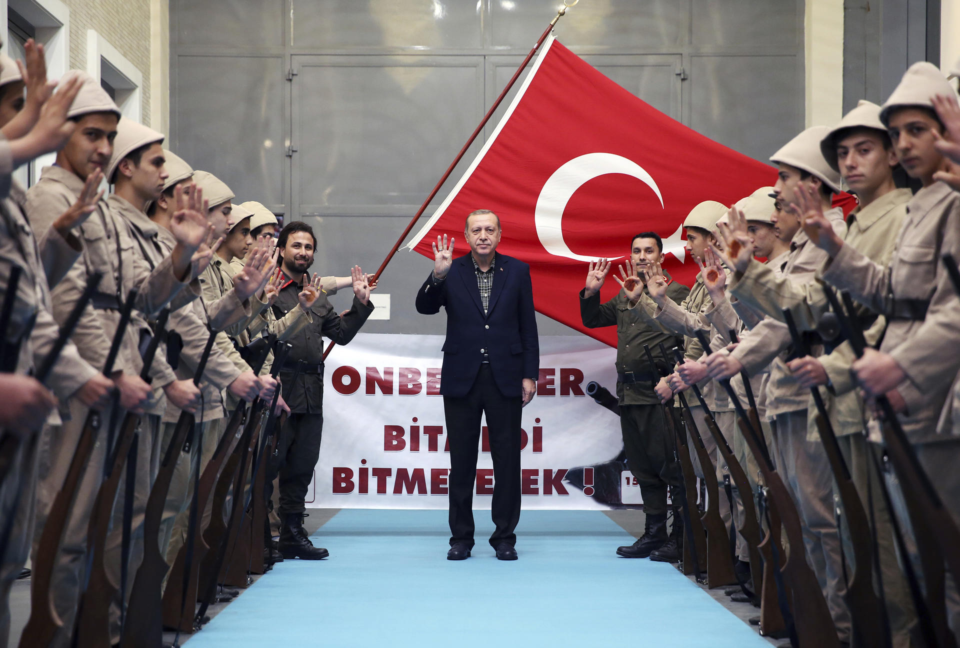 Hürriyet: Το κραχ της τουρκικής οικονομίας και η Αφρίν κάνουν τον Ρ.Τ. Ερντογάν να ζητάει εκλογές