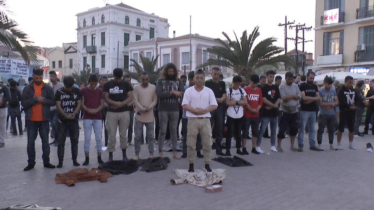 Παράνομοι μετανάστες κατέλαβαν την πλατεία Σαπφούς στην Μυτιλήνη και άρχισαν τις προσευχές στον Αλλάχ! (βίντεο)