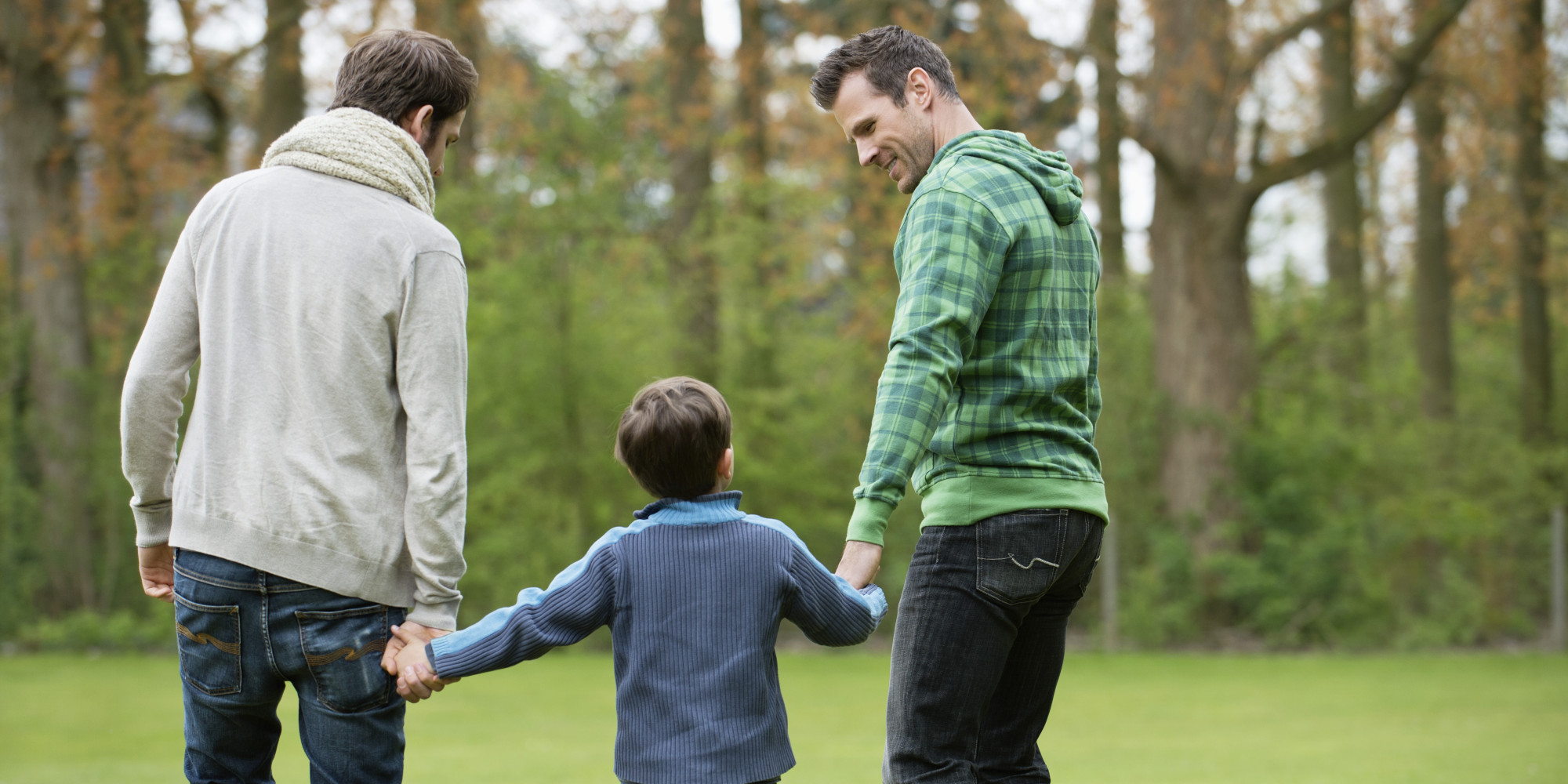 Ανοίγει ο δρόμος για την αναδοχή παιδιών από ομοφυλόφιλα ζευγάρια- Ποιοι οι όροι