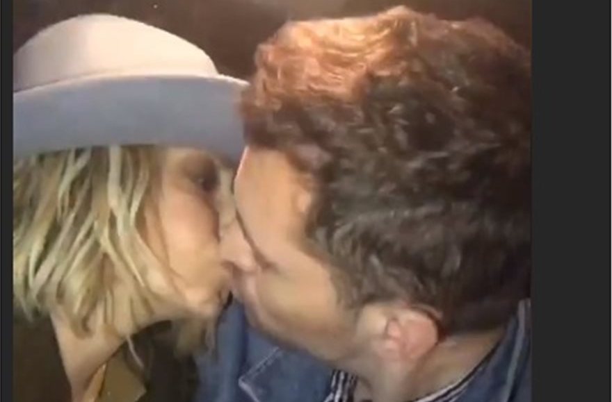 Βίντεο: Η Άννα Βίσση φιλάει στο στόμα νεαρό συνεργάτη και «ρίχνει» το Instagram