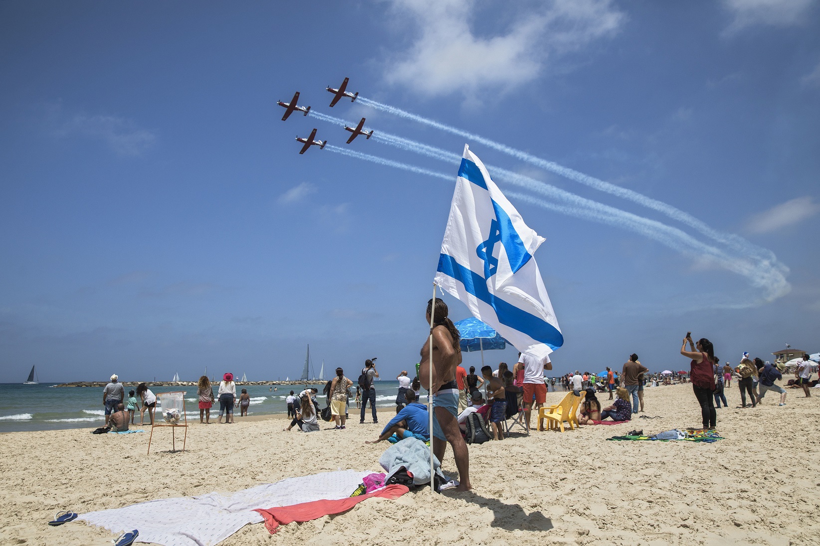 Βίντεο: Εντυπωσιακό air show σε παραλία του Τελ Αβίβ για τα 70 χρόνια ανεξαρτησίας του Ισραήλ