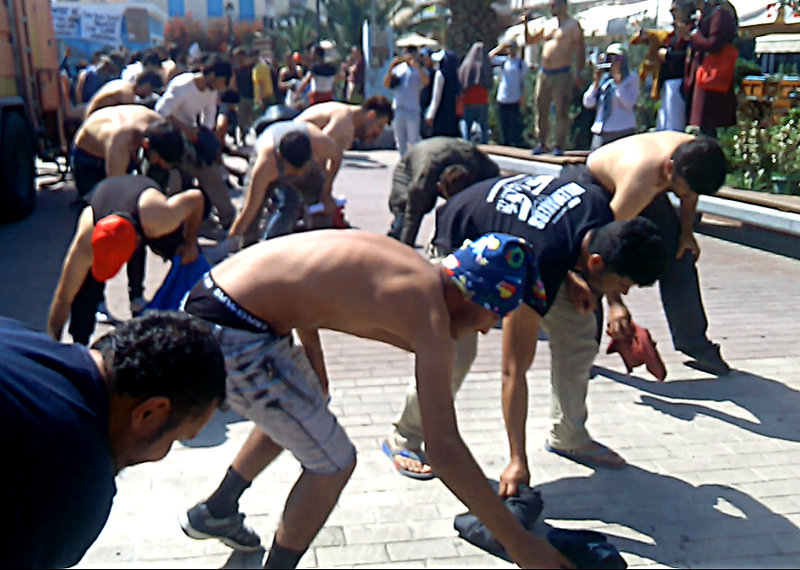 Σάλος στην Μυτιλήνη από Αφγανούς παράνομους μετανάστες – Δεν εγκαταλείπουν την πλατεία Σαπφούς (φωτό)