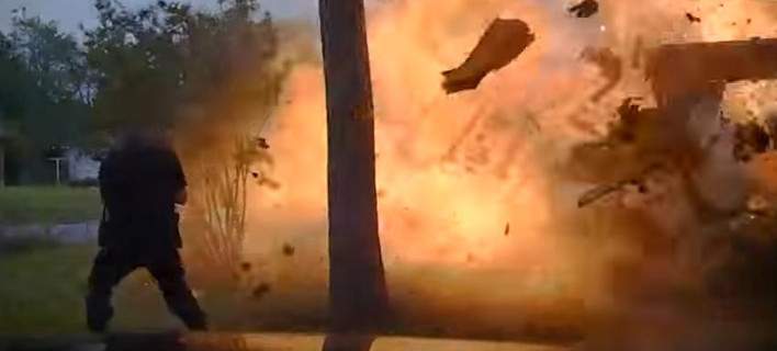 Τρομακτική έκρηξη: Σπίτι στο Τέξας τινάχθηκε στον αέρα όταν έπεσε αυτοκίνητο πάνω στη γραμμή φυσικού αερίου (βιντεο)