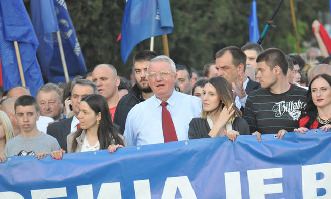 Σάλος στη Σερβία: Βουλευτής έσκισε και ποδοπάτησε την κροατική σημαία ενώπιον Κροατών (βιντεο)