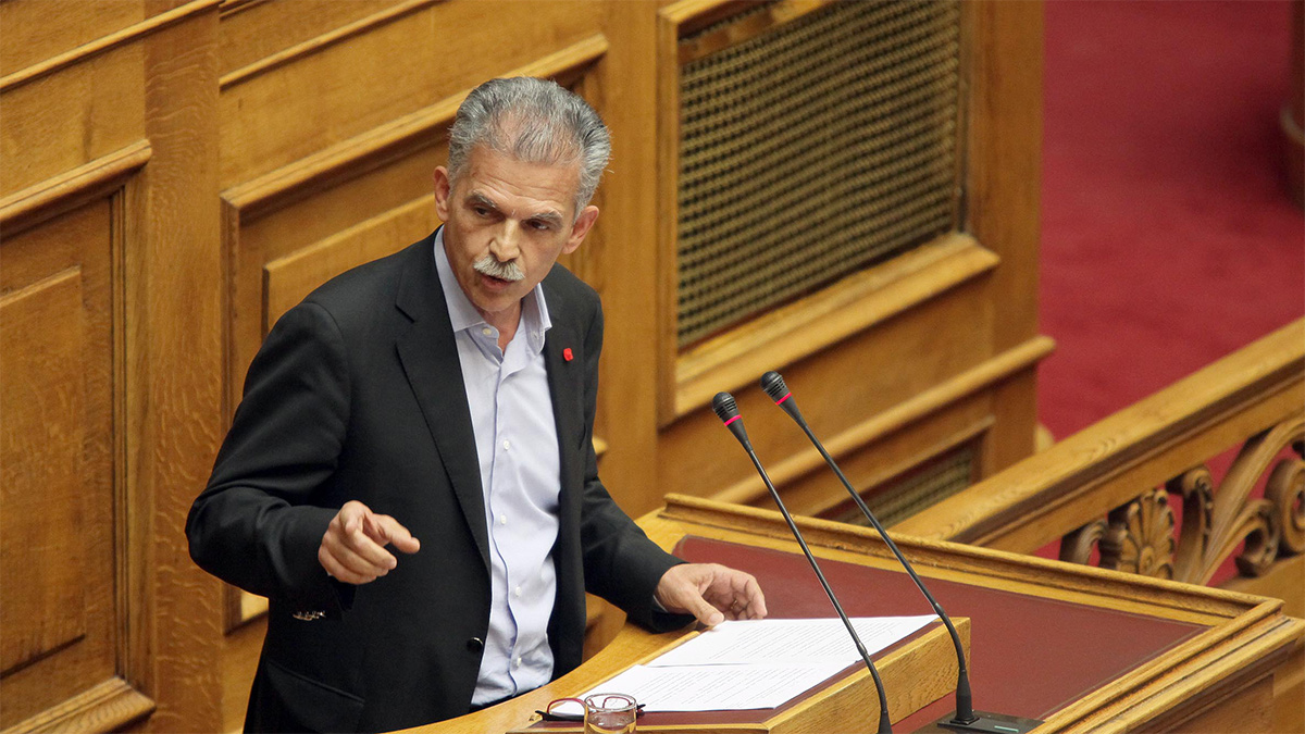 Απίστευτη ερώτηση Έλληνα (;) βουλευτή του Ποταμιού κατά των νέων που ανέβασαν την ελληνική σημαία