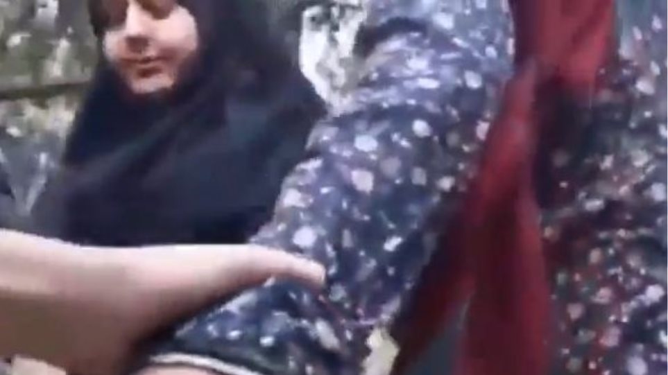 Σοκαριστικό βίντεο: Ιρανές μουσουλμάνες δέρνουν νεαρή γιατί ήταν… χαλαρή η μαντίλα της