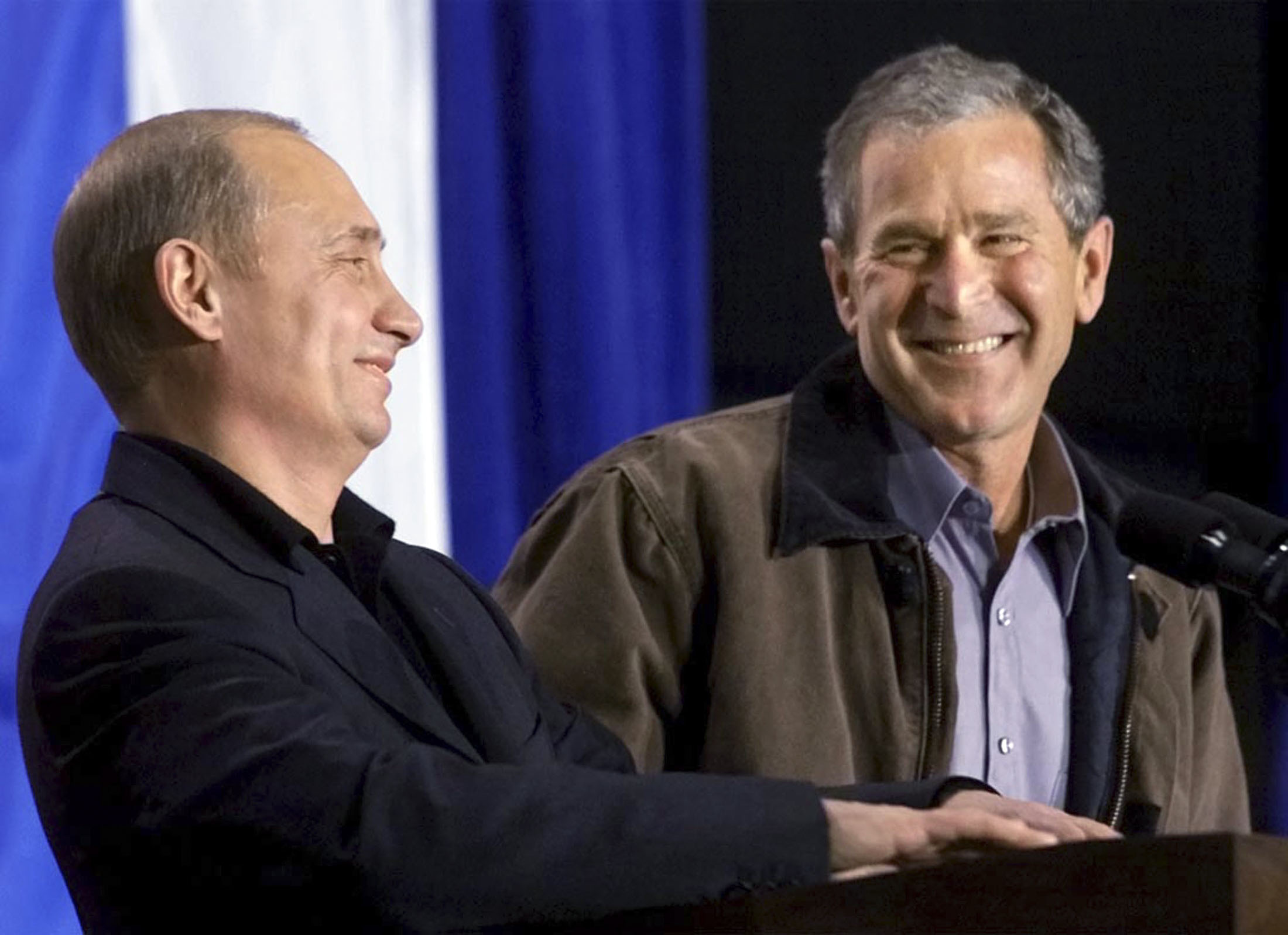 Εγκώμια Μπους για τον Πούτιν: «Έξυπνος και ικανός πολιτικός»