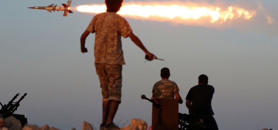 Λιβύη μια διαλυμένη χώρα: Πύραυλοι έπληξαν το αεροδρόμιο της Τρίπολης