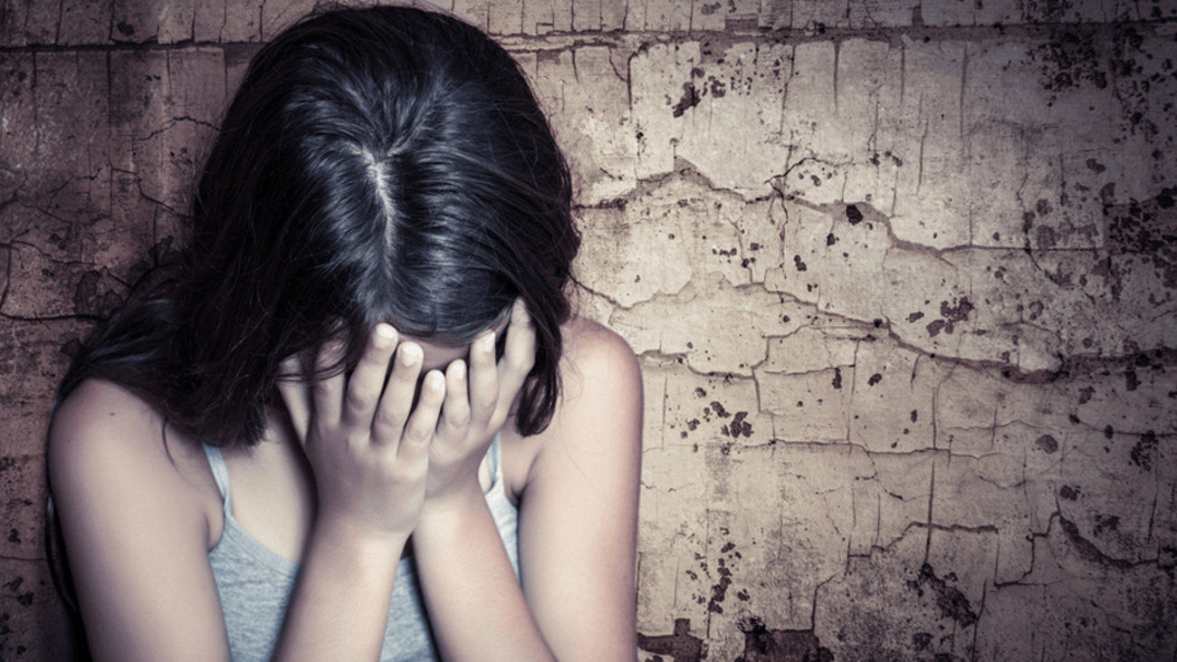 Το εφιαλτικό βίντεο αποκάλυψε τον ομαδικό βιασμό της
