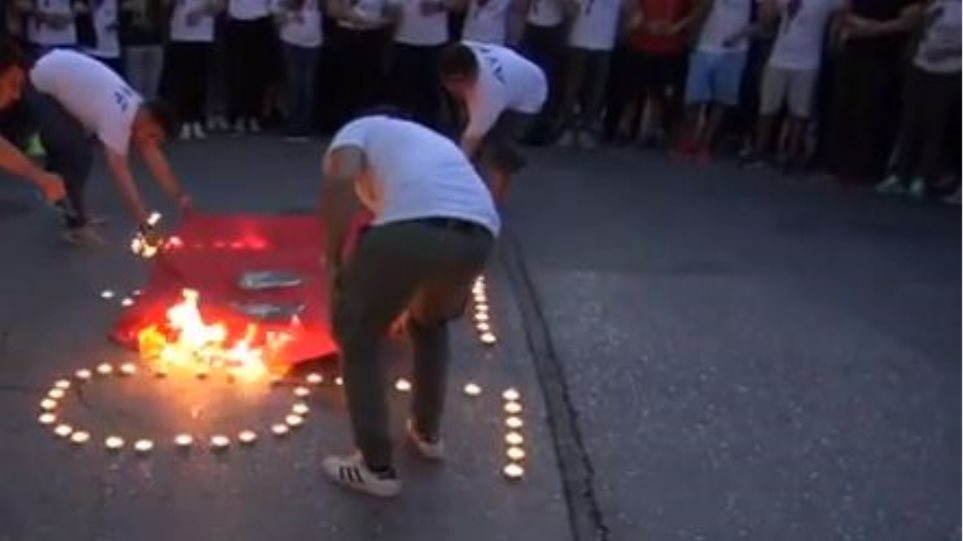 Αρμένιοι έκαψαν σημαία έξω από την τουρκική πρεσβεία στη Ρηγίλλης! (βίντεο)