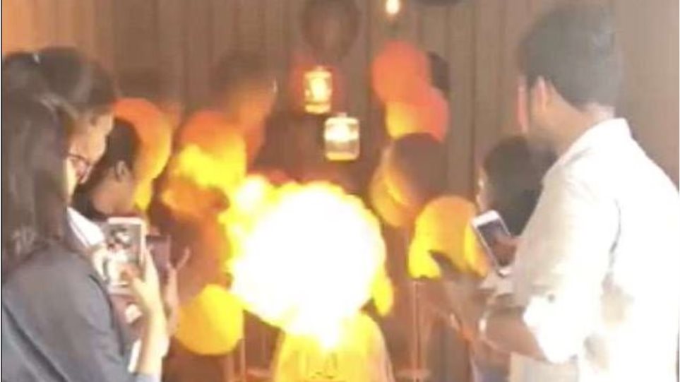 Σοκαριστικό: «Λαμπάδιασε» κορίτσι όταν άναψε το κερί της τούρτας της δίπλα σε μπαλόνια (βίντεο)