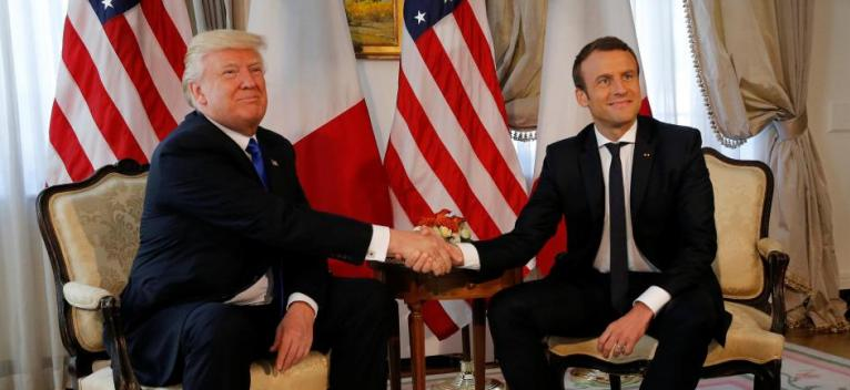 Σόου Τραμπ σε  Μακρόν: Τίναξε την πιτυρίδα από το σακάκι του Γάλλου Πρόεδρου(φωτό, βίντεο)