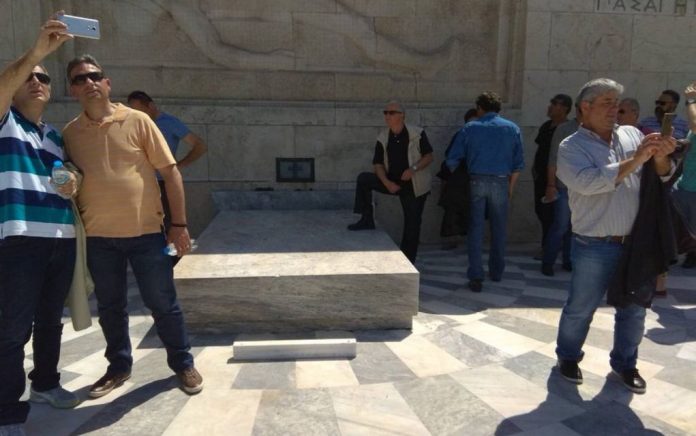Οι τεχνικοί της ΔΕΗ καταδικάζουν τον «διαδηλωτή» που πάταγε το Μνημείο του Άγνωστου Στρατιώτη