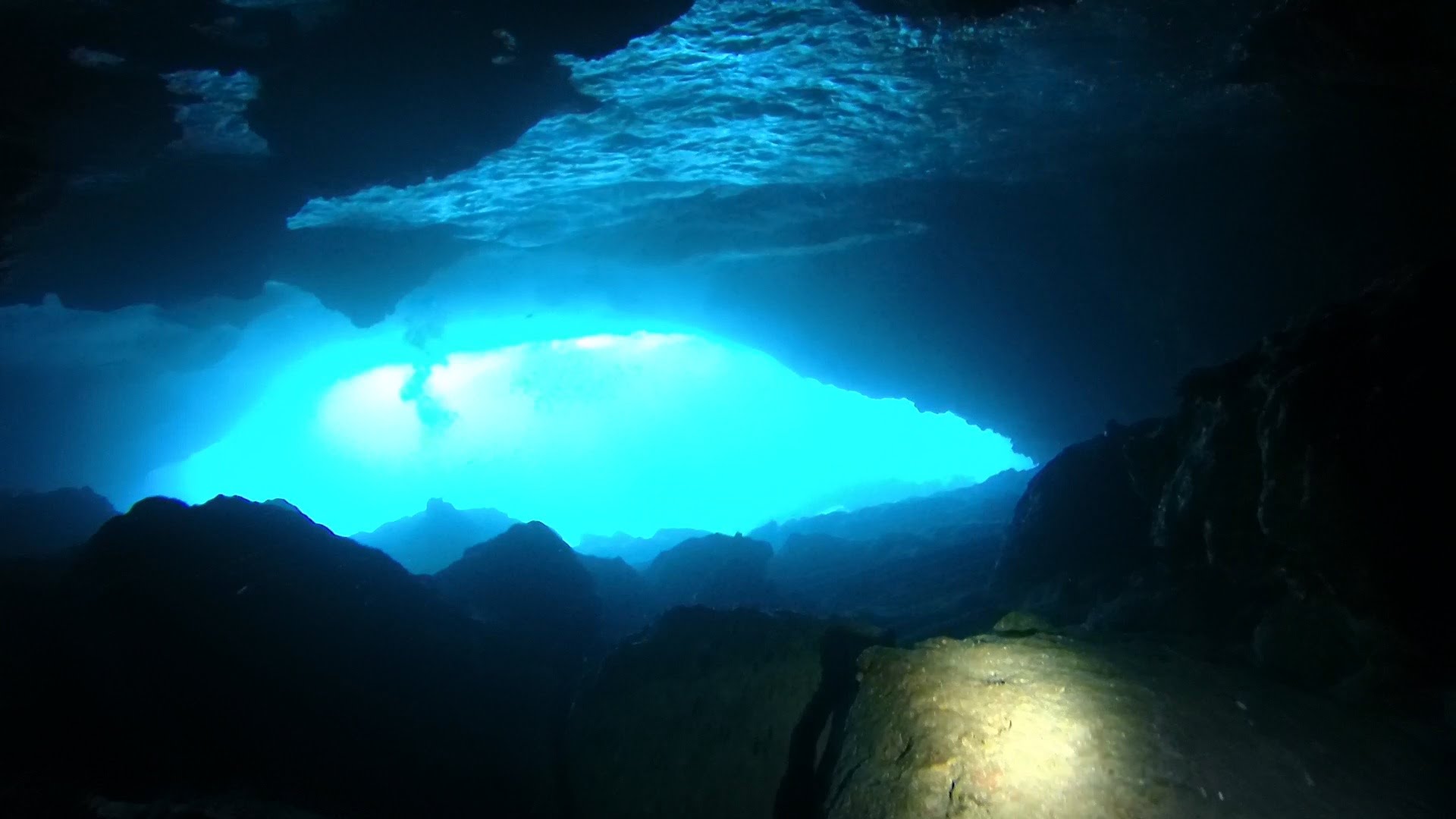 Η «κατάδυση» drone στη Σπηλιά της Φώκιας στην Κόρινθο! (βίντεο)