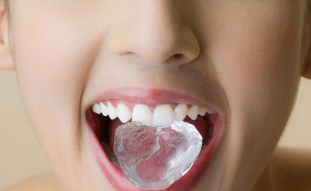 Τι προκαλεί στα δόντια η συνήθειά να τρώμε παγάκια