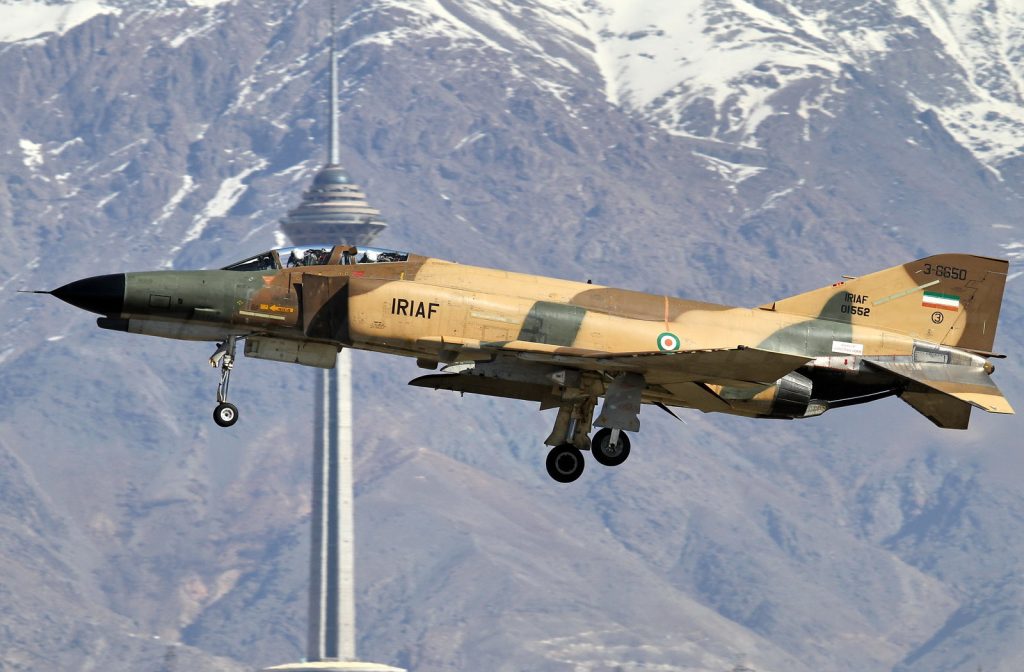 Βίντεο: Ιρανικό μαχητικό F-4  «παίρνει την ουρά» σε αμερικανικό F/A-18E!